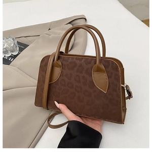 Dettaglio borsa leopardata su blazer grigio per un look professionale da ufficio