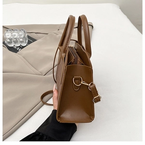 Vue latérale du sac à main en cuir synthétique marron avec fermeture éclair et anneau D