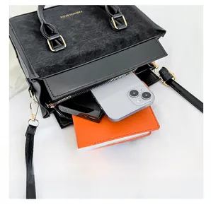 Dettaglio dell'interno della borsa nera con spazio per telefono e power bank