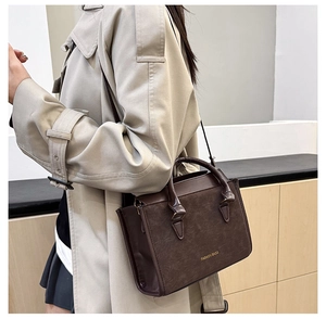Dettaglio borsa marrone scuro opaco con stampa dorata Fashion Bags e doppi manici
