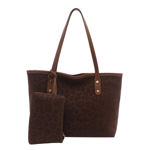 Dunkelbrauner Shopper mit Leopardenmuster, Innentasche und verstärkten Ledergriffen
