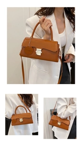 Détail du sac à bandoulière en similicuir marron avec boucle dorée et breloque mode