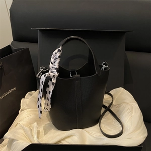 Sac seau classique en cuir noir avec foulard en soie à pois et bandoulière amovible