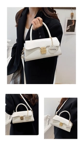 Détail du sac à bandoulière en cuir verni blanc avec boucle dorée et breloque FASHION