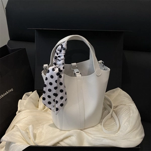 Sac seau élégant en cuir blanc avec foulard décoratif et bandoulière sur soie