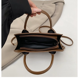 Vista dall'alto della borsa tote in pelle opaca marrone con tasche interne e capienza