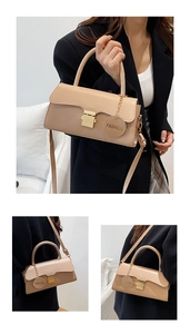 Détail du sac à bandoulière carré beige avec fermoir doré et pendentif de mode chic