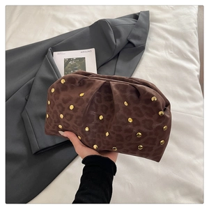 Dettaglio pochette leopardata marrone con borchie dorate e design plissettato a nuvola