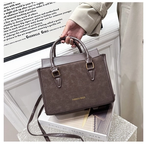 Dettaglio borsa in pelle opaca testa di moro con scritta dorata e hardware in bronzo lucido