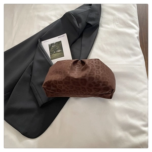 Pochette a nuvola plissettata con stampa leopardata su tessuto bianco con decorazioni