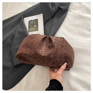 Dettaglio della borsa a nuvola con stampa leopardata marrone e pieghe in pelle PU lucida