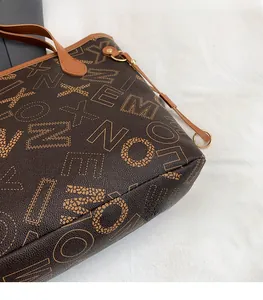 Vista macro della borsa tote stampata con hardware dorato e pelle sintetica marrone