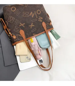 Vista macro dell'interno di una capiente borsa tote con spazio per laptop e oggetti