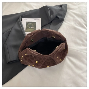 Dettaglio borsa a nuvola leopardata con borchie dorate e chiusure magnetiche