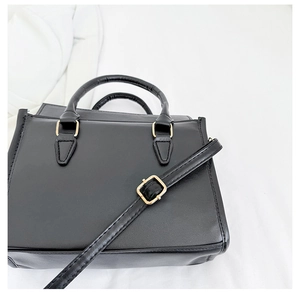 Dettaglio borsa in pelle PU opaca nera con fibbia dorata e tracolla regolabile chic