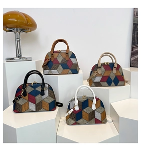 Vue détaillée de sacs coquillages bicolores en cuir texturé et ferrures dorées