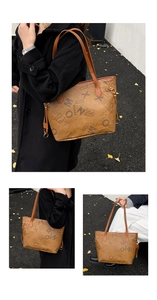 Dettaglio della grande borsa tote marrone con stampa di lettere e fibbia in metallo