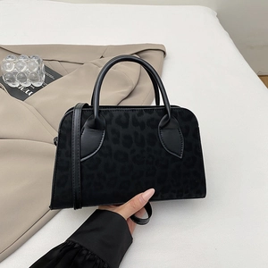 Elegante borsa nera con stampa leopardata, finitura opaca e manico superiore rigido