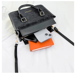 Vista interna della borsa in similpelle nera con spazio per cellulare e power bank
