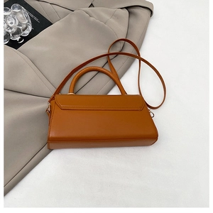 Vue détaillée du sac à main marron avec rabat minimaliste et garnitures dorées chic