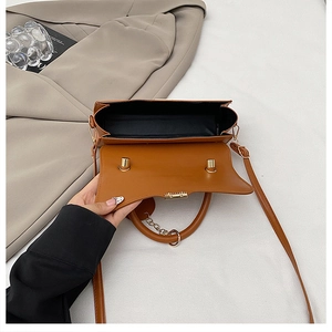 Vue de dessus d'un sac bandoulière marron vintage montrant son espace de rangement intérieur