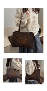 Détail du cabas marron avec motif à lettres M et logo en cuir gaufré au centre