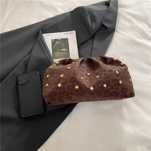 Pochette leopardata con borchie dorate e texture a pieghe per un look di tendenza