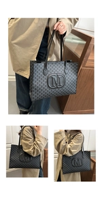 Vue détaillée du sac cabas noir avec imprimé monogramme M et logo M rond en relief
