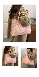 Détail du sac cabas rose avec logo M gaufré et texture de motifs lettres monogrammes