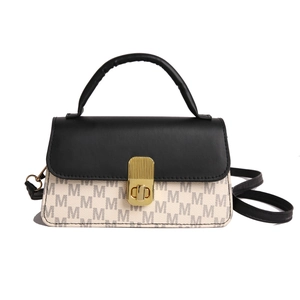 Sac à bandoulière minimaliste noir et blanc avec motifs M et boucle en métal doré
