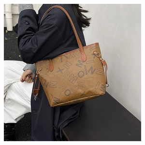 Dettaglio borsa tote in pelle marrone con stampa logo e coulisse laterale regolabile