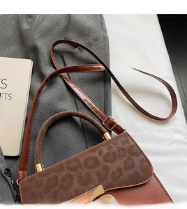 Detail of leopard print crossbody bag with smooth adjustable strap and metal lock buckle