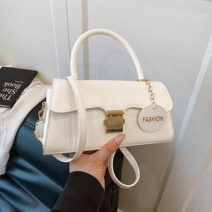 Sac à main blanc élégant en similicuir avec serrure dorée et breloque mode chic