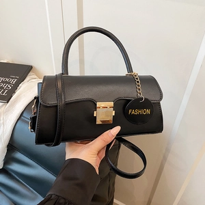 Sac bandoulière classique en similicuir noir avec boucle dorée et étiquette de mode chic