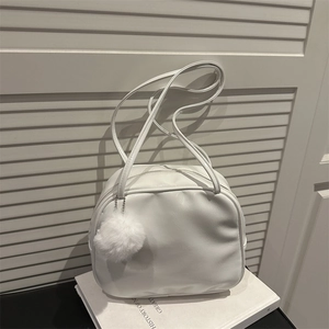 Sac bandoulière demi-lune blanc minimaliste avec pompon et finition en cuir PU lisse