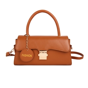 Sac bandoulière marron rectangulaire avec boucle dorée et breloque de mode