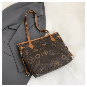 Dettaglio della borsa tote marrone caffè con stampa a lettere e spalline in pelle premium
