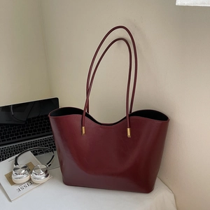 Schicke weinrote Leder-Shopper-Tasche mit glänzendem Finish und langen Schulterriemen