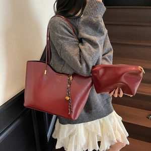 Burgunderrotes Taschen-Set aus Kunstleder mit Glocken-Quaste und kleiner Tasche