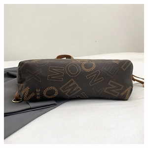 Dettaglio del fondo della borsa tote marrone con eleganti motivi a lettere MOON
