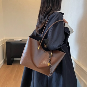 Braune Shopper-Tasche aus Kunstleder mit Glanzeffekt und goldenem Glockenanhänger