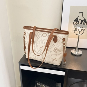 Elegante borsa tote crema con manici marroni e motivi di lettere geometriche moderne
