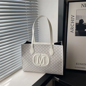 Sac fourre-tout beige chic avec imprimé lettres M et logo en relief pour le quotidien