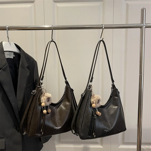 Borsa tote retrò in pelle lucida marrone scuro con stampa fashion e ciondolo a forma di pecora