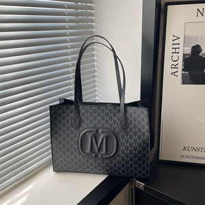 Sac cabas gris anthracite avec imprimé monogramme et lettre M embossée devant