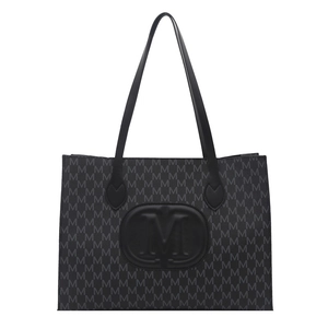 Sac cabas noir avec imprimé monogramme et grand logo M embossé sur fond blanc