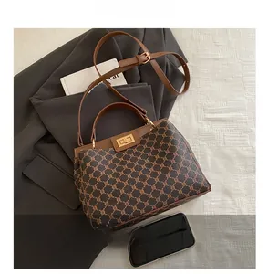 Détail du sac seau vintage avec motif classique et fermoir rotatif doré élégant