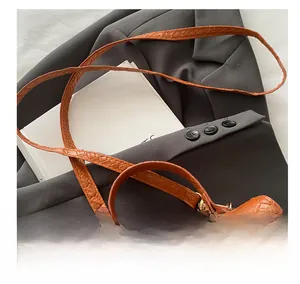 Détail du sac en cuir tressé orange de haute qualité avec bandoulière confortable et boucle