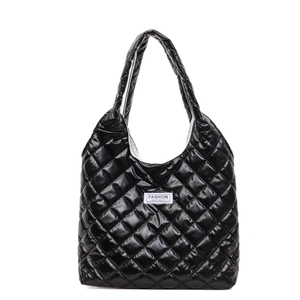 Borsa tote trapuntata nera lucida con cuciture a rombi e etichetta Fashion Instinct