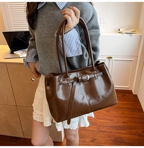Vue détaillée du grand sac cabas marron foncé avec finition brillante et boucle argentée